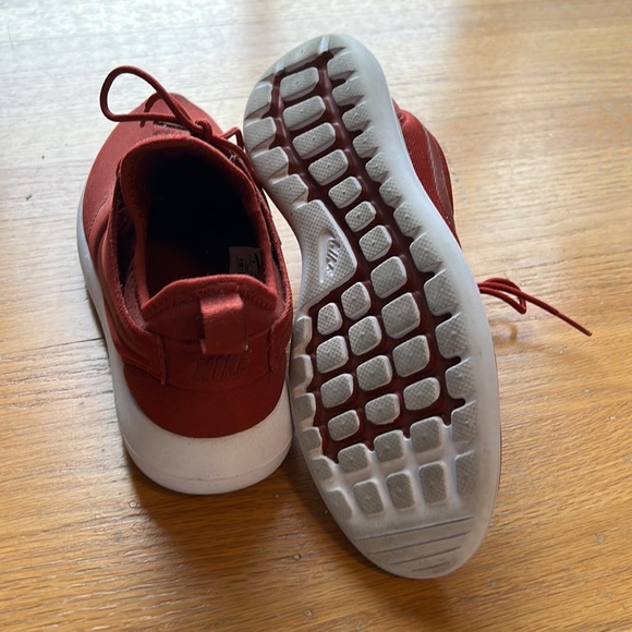 NIKE. Women’s 7.5. Dark red - Picture 3 of 3